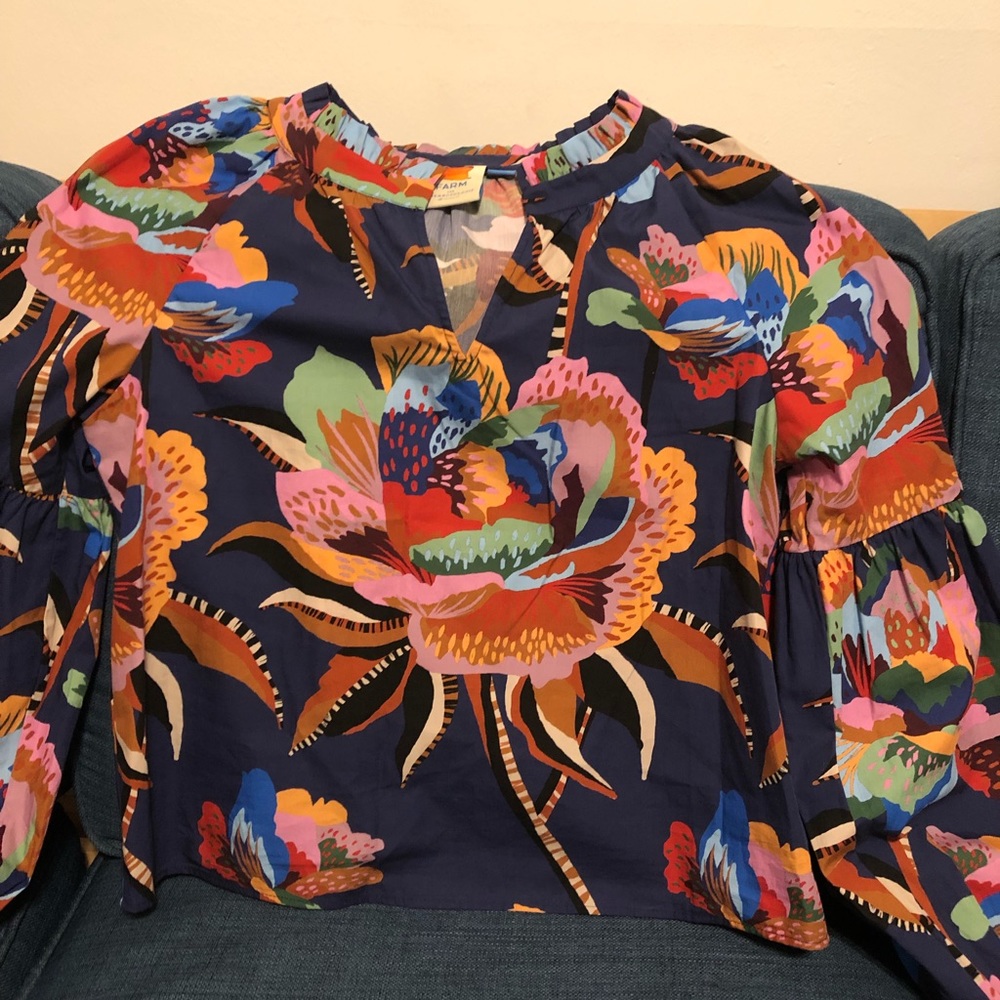 If you love Anthropologie you will love this vibrant print! Fits small/medium.